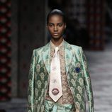 Traje de chaqueta y pantalon verde y beige de primavera/verano 2016 de Milan en London Fashion Week