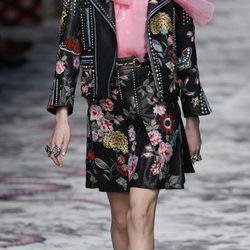 Traje de chaqueta y falda negro de primavera/verano 2016 de Gucci en MIlan Fashion Week
