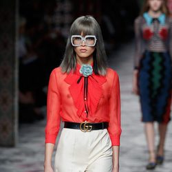 Pantalon beige y camisa roja de primavera/verano 2016 de Gucci en Milan Fashion Week