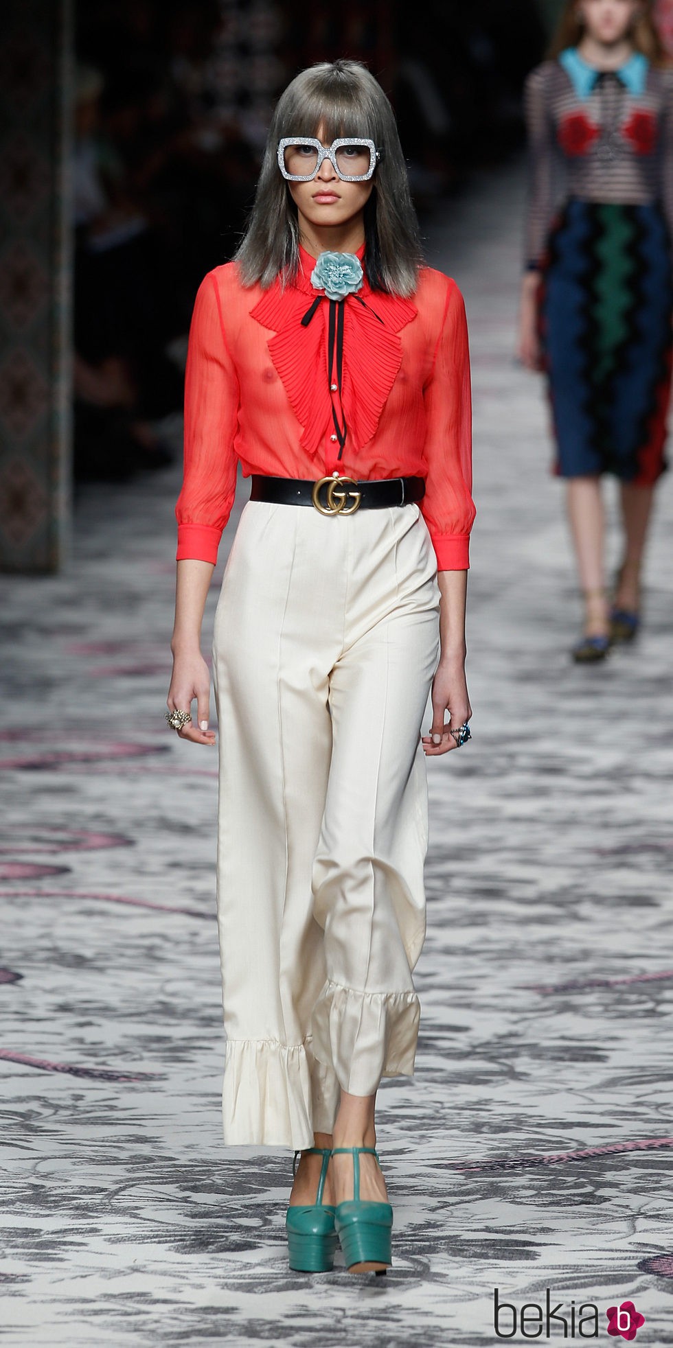 Pantalon beige y camisa roja de primavera/verano 2016 de Gucci en Milan Fashion Week