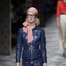 Traje de chaqueta azul marino de primavera/verano 2016 de Gucci en Milan Fashion Week
