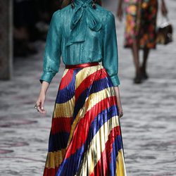 Camisa verde y falda de rayas de primavera/verano 2016 de Gucci en Milan Fashion Week