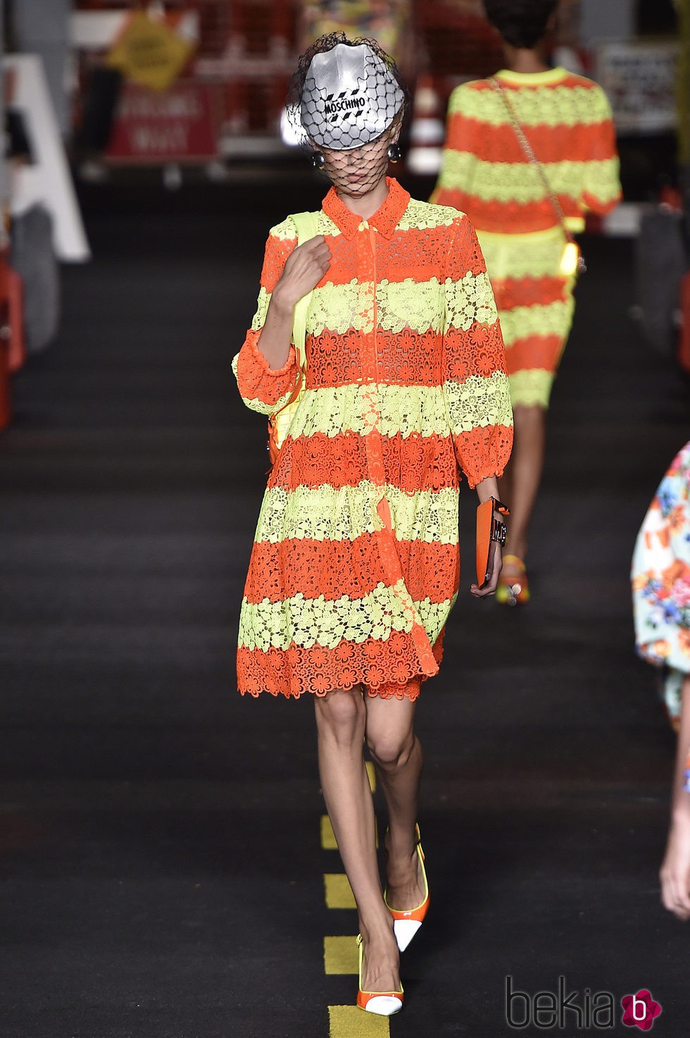 Vestido amarillo y naranja flúor de Moschino en la Milan Fashion Week primavera/verano 2016