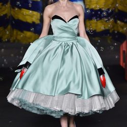 Vestido azul de Moschino en la Milan Fashion Week primavera/verano 2016
