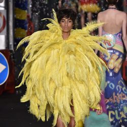 Vestido de plumas amarillas de Moschino en la Milan Fashion Week primavera/verano 2016