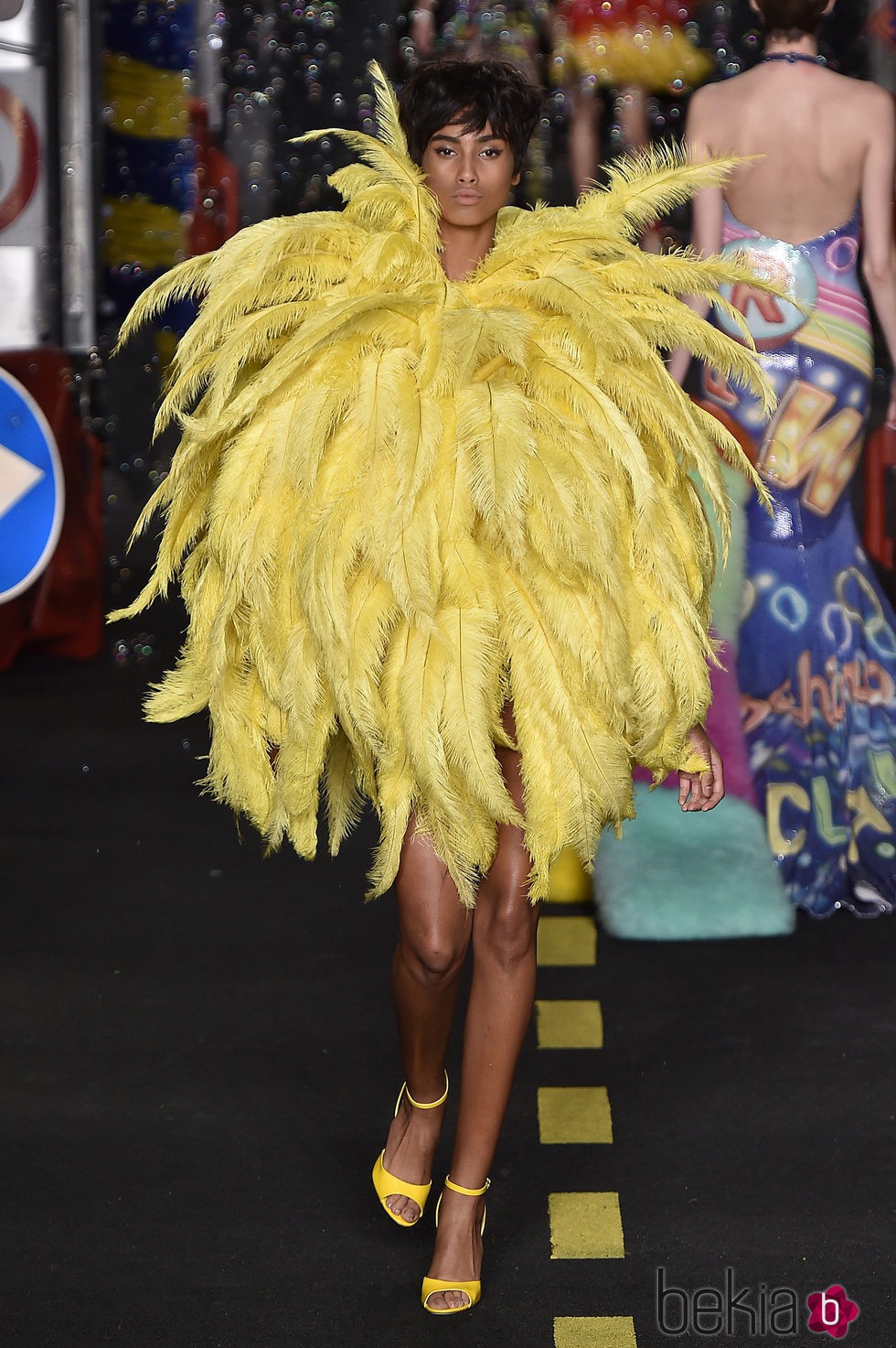 Vestido de plumas amarillas de Moschino en la Milan Fashion Week primavera/verano 2016