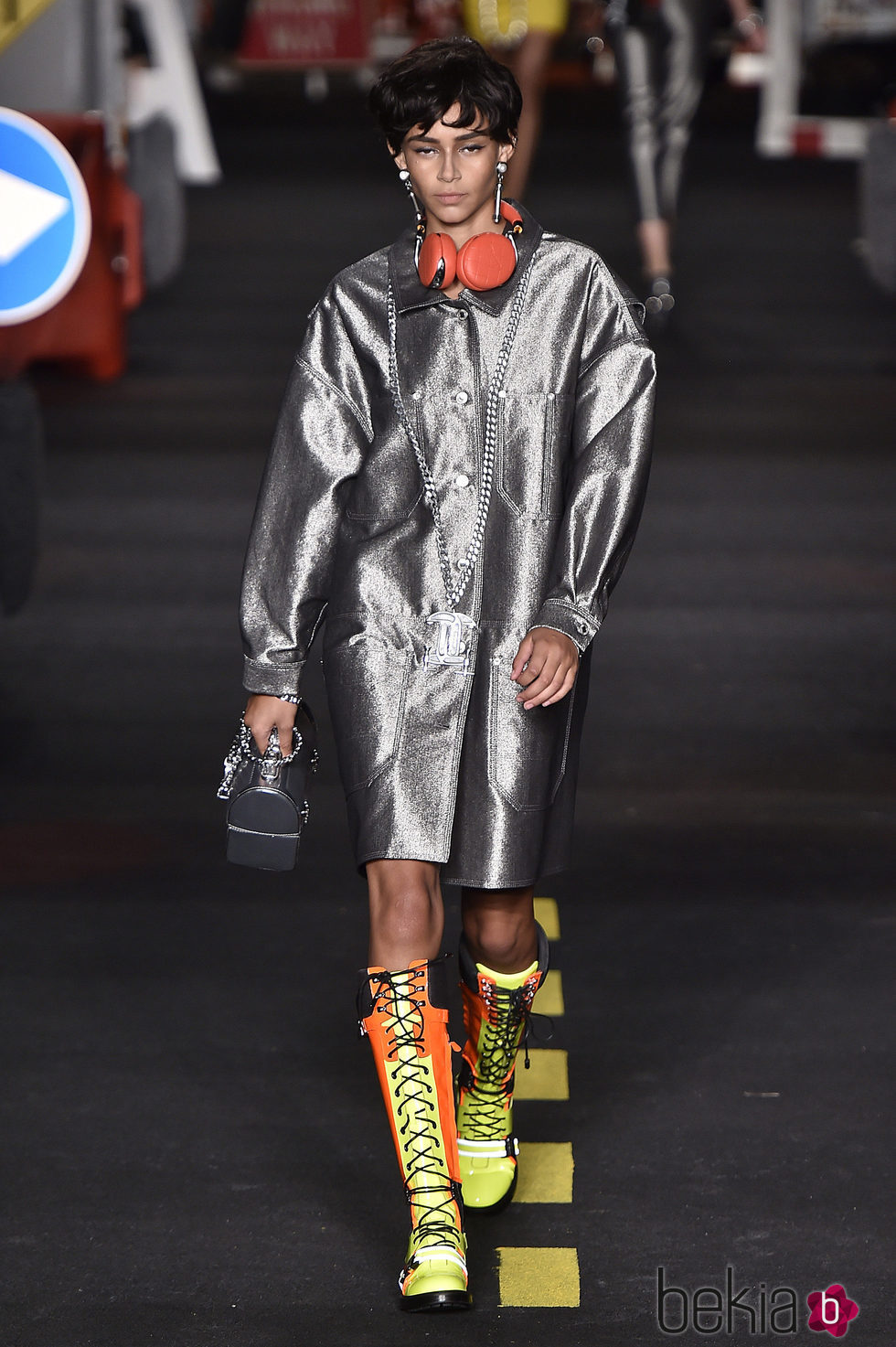 Abrigo plateado de Moschino en la Milan Fashion Week primavera/verano 2016