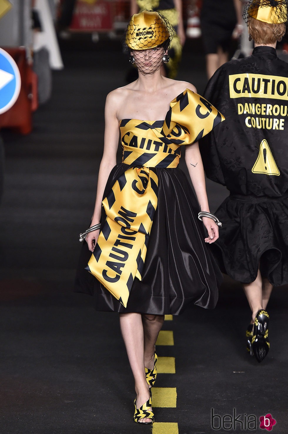 Vestido negro palabra de honor de Moschino en la Milan Fashion Week primavera/verano 2016