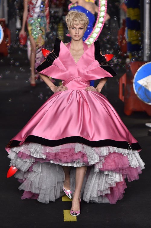 Vestido rosa de Moschino en la Milan Fashion Week primavera/verano 2016