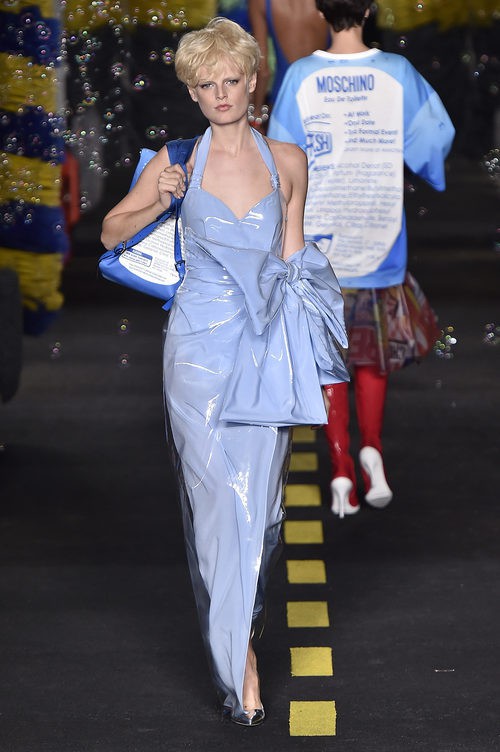 Vestido de látex azul de Moschino en la Milan Fashion Week primavera/verano 2016