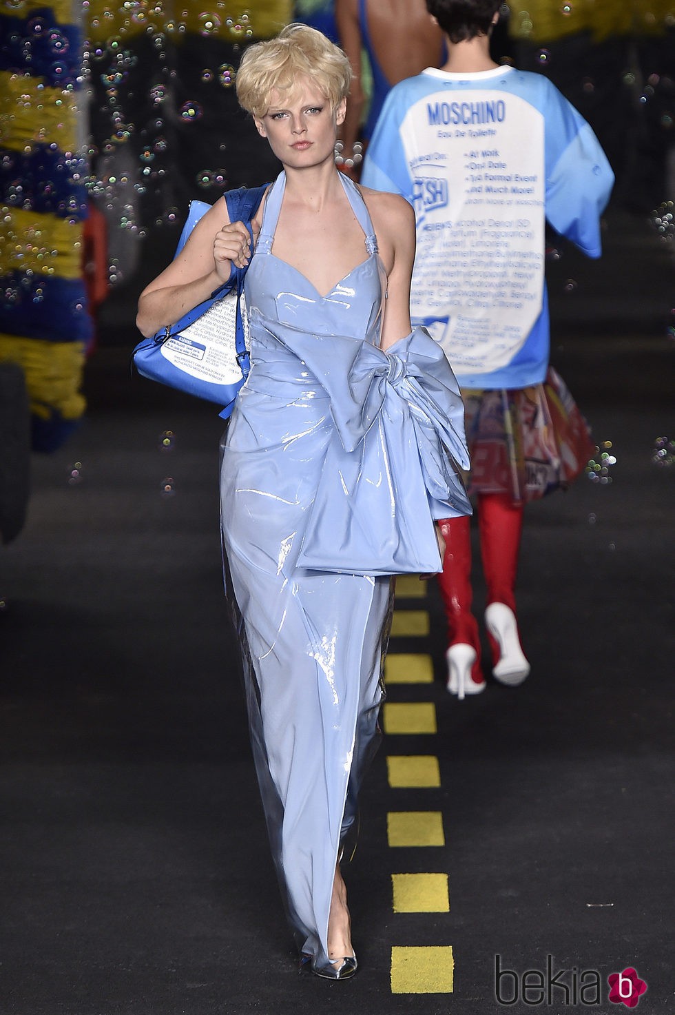 Vestido de látex azul de Moschino en la Milan Fashion Week primavera/verano 2016