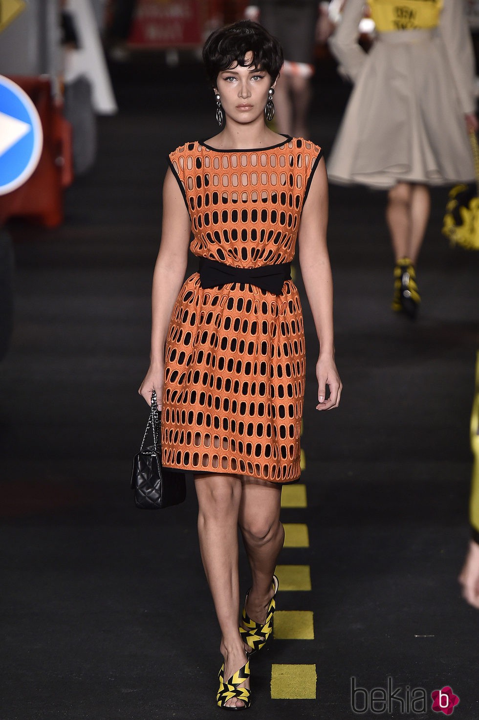 Vestido naranja calado de Moschino en la Milan Fashion Week primavera/verano 2016