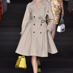 Trench beige Moschino en la Milan Fashion Week primavera/verano 2016