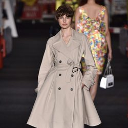 Trench beige Moschino en la Milan Fashion Week primavera/verano 2016