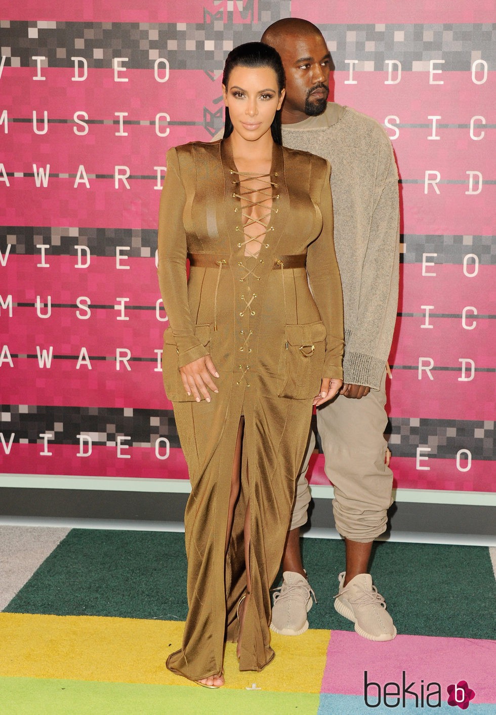 Kim Kardashian con vestido marrón largo en su segundo embarazo