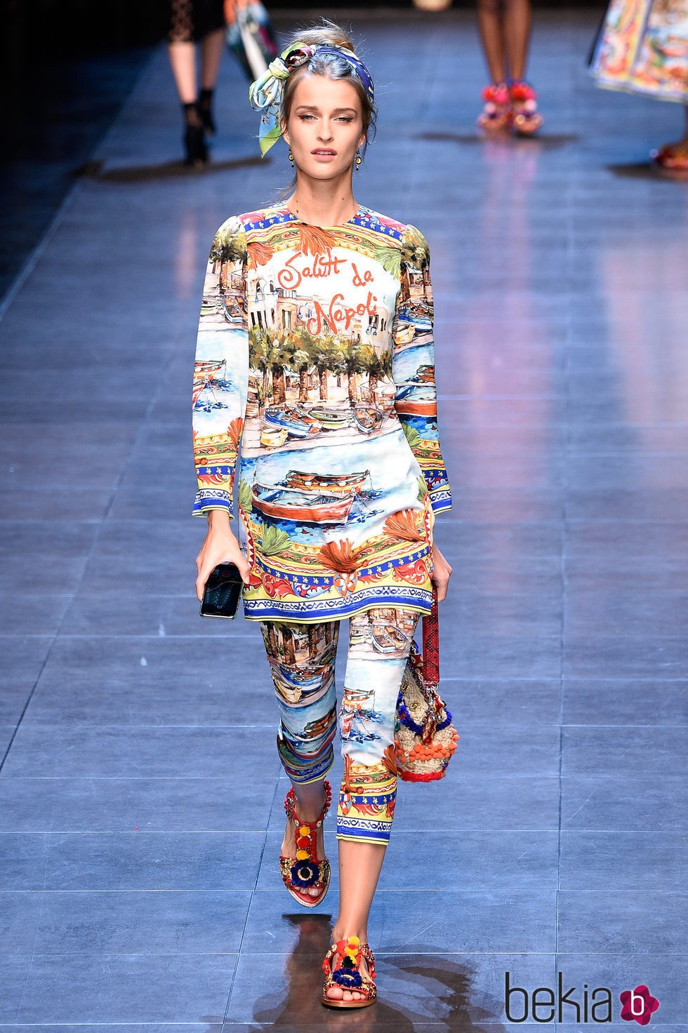 Vestido y pantalón con motivos de la ciudad de Nápoles de la colección primavera/verano 2016 de Dolce & Gabbana en Milan Fashion Week