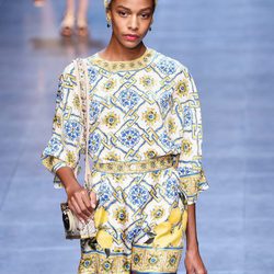 Jumpsuit amarillo y azul de la colección primavera/verano 2016 de Dolce & Gabbana en Milan Fashion Week
