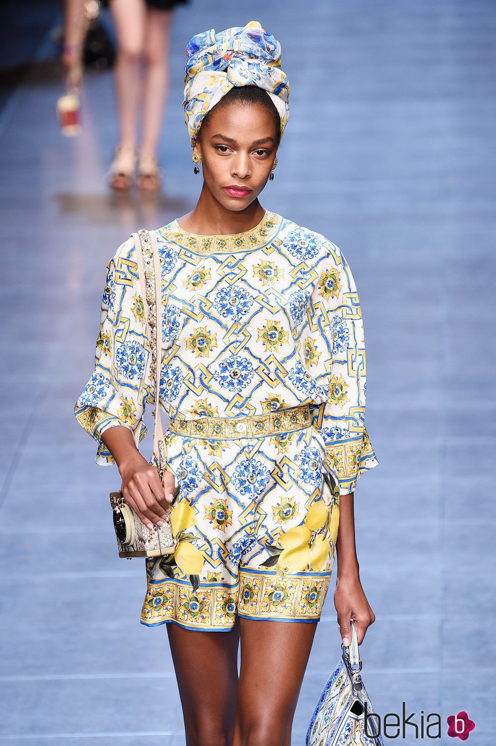 Jumpsuit amarillo y azul de la colección primavera/verano 2016 de Dolce & Gabbana en Milan Fashion Week