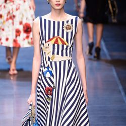 Vestido de rayas de la colección primavera/verano 2016 de Dolce & Gabbana en Milan Fashion Week