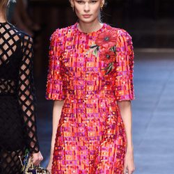 Vestido fucsia y naranja de la colección primavera/verano 2016 de Dolce & Gabbana en Milan Fashion Week