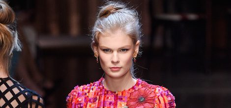 Vestido fucsia y naranja de la colección primavera/verano 2016 de Dolce & Gabbana en Milan Fashion Week