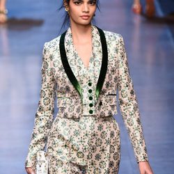 Traje de chaqueta rosa y verde de la colección primavera/verano 2016 de Dolce & Gabbana en Milan Fashion Week