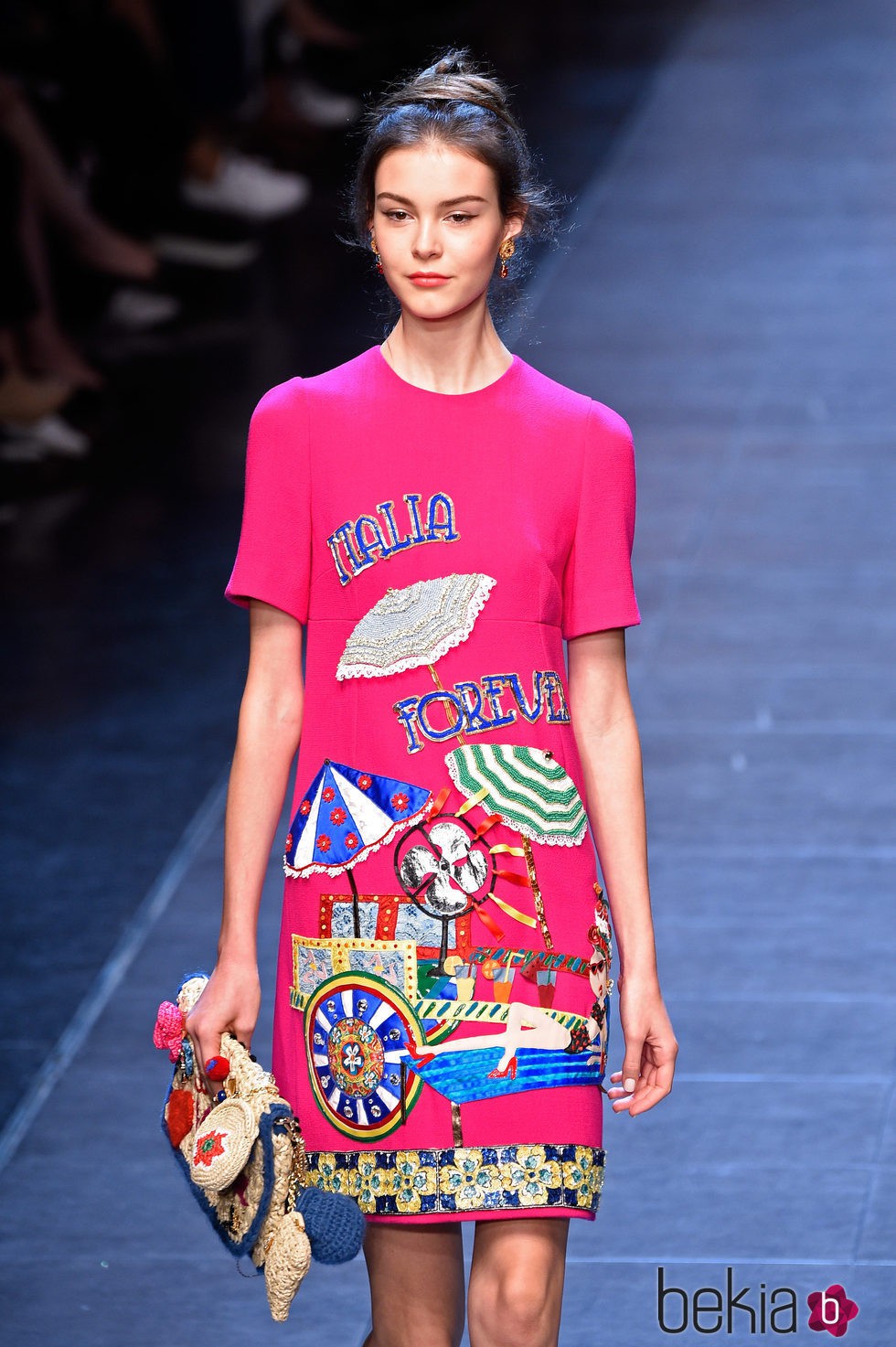 Vestido fucsia de la colección primavera/verano 2016 de Dolce & Gabbana en Milan Fashion Week