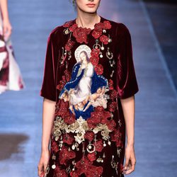 Vestido rojo y negro de la colección primavera/verano 2016 de Dolce & Gabbana en Milan Fashion Week
