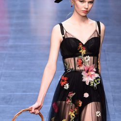 Vestido negro con motivos florales de la colección primavera/verano 2016 de Dolce & Gabbana en Milan Fashion Week