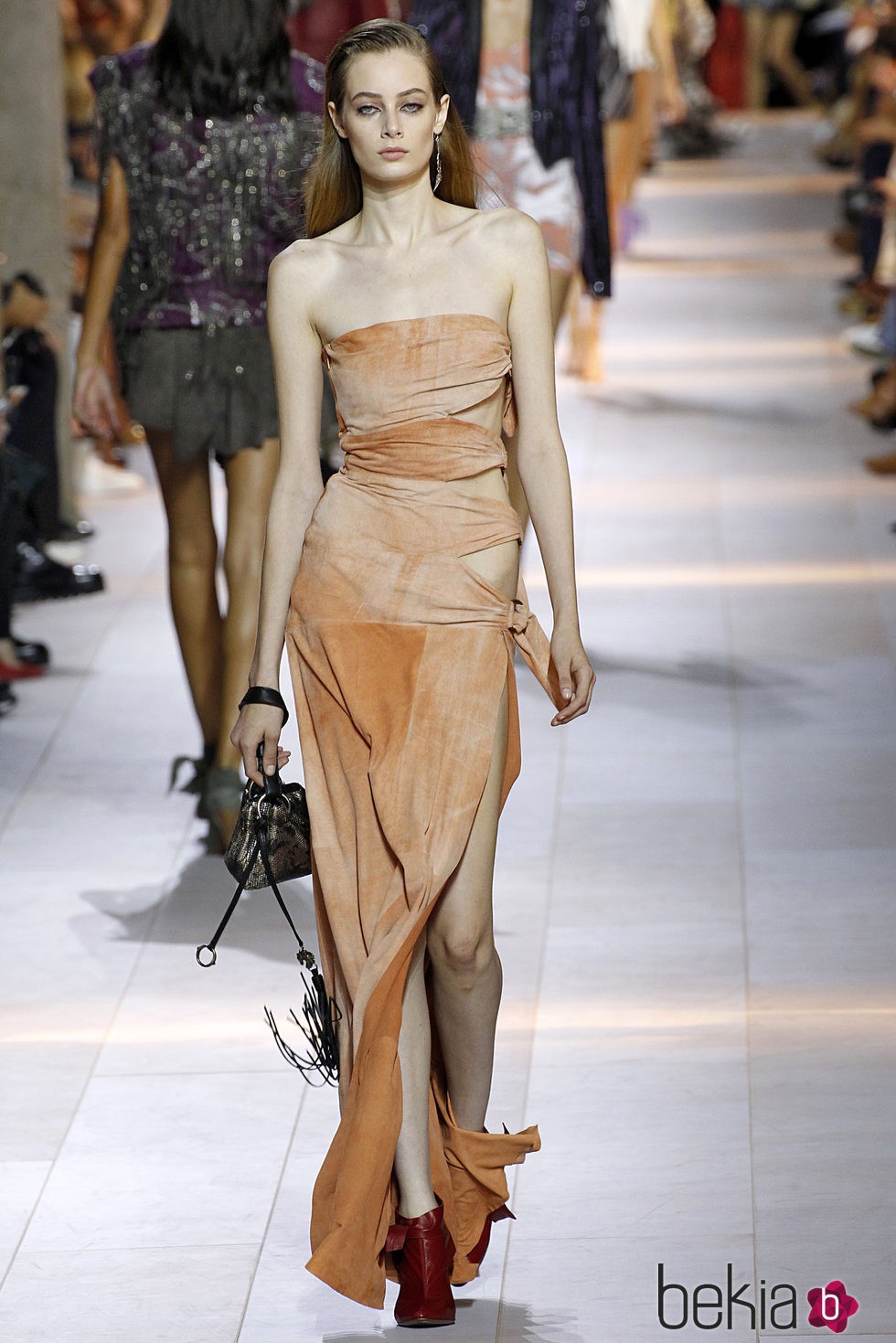 Vestido anaranjado de la colección primavera/verano 2016 de Roberto Cavalli en Milan Fashion Week