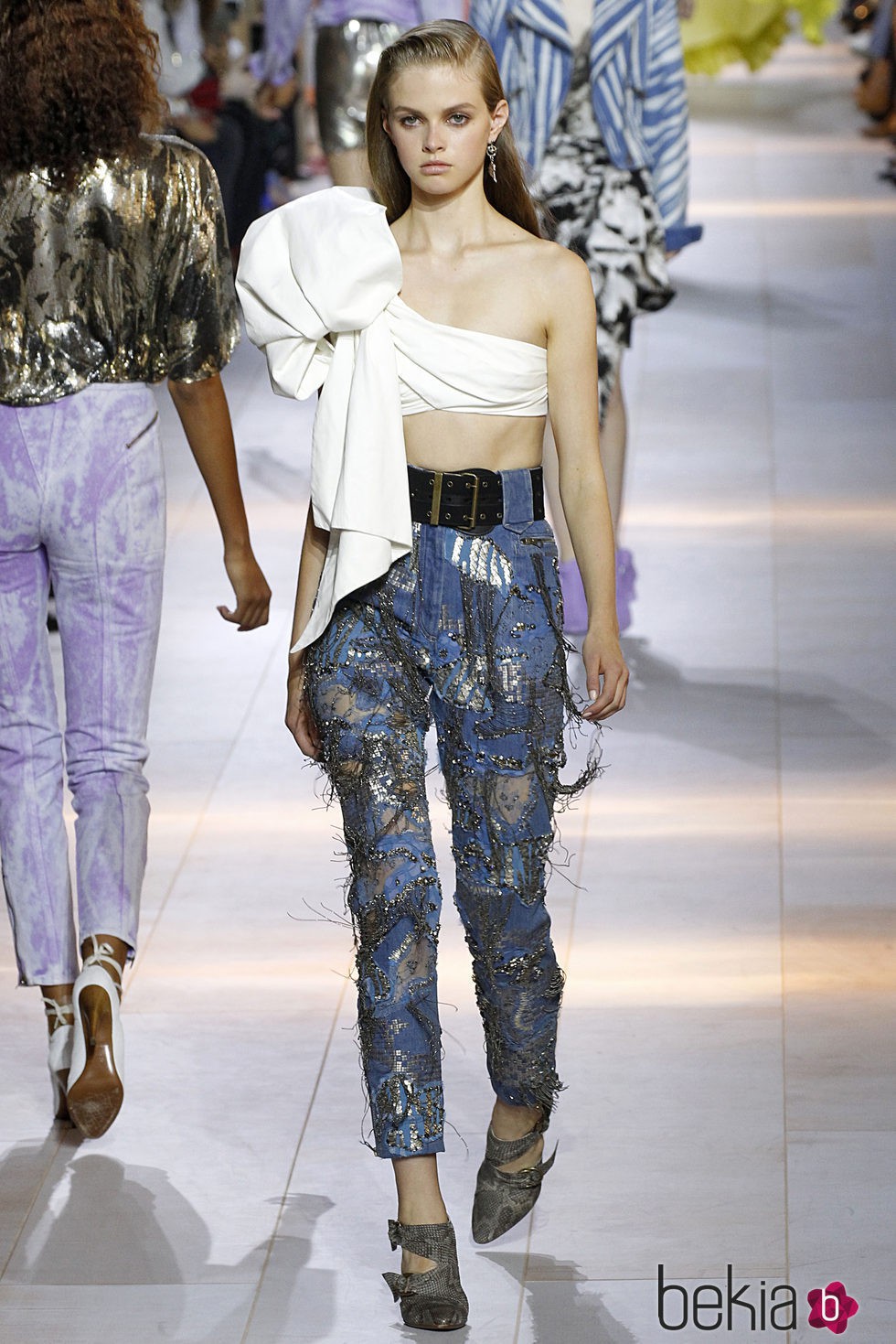 Pantalon azul y camisa con maxi lazo de la colección primavera/verano 2016 de Roberto Cavalli en Milan Fashion Week
