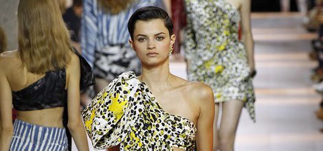 Camisa asimétrica y pantalón granate de la colección primavera/verano 2016 de Roberto Cavalli en Milan Fashion Week