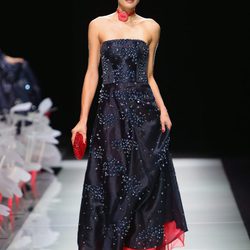 Vestido con brillantes de la colección primavera/verano 2016 de Armani en Milan Fashion Week