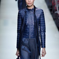Chaqueta de cuero y pantalón de rayas de la colección primavera/verano 2016 de Armani en Milan Fashion Week