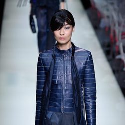 Chaqueta de cuero y pantalón de rayas de la colección primavera/verano 2016 de Armani en Milan Fashion Week