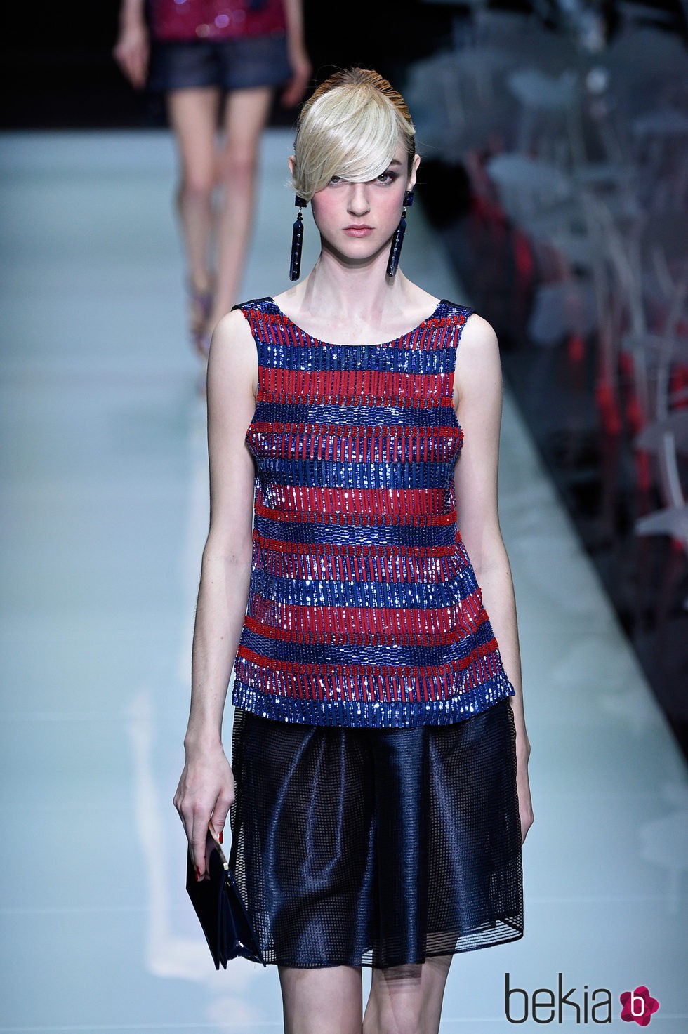 Camisa con brillantes y falda amplia de la colección primavera/verano 2016 de Armani en Milan Fashion Week