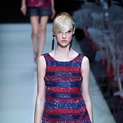 Camisa con brillantes y falda amplia de la colección primavera/verano 2016 de Armani en Milan Fashion Week