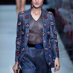 Chaqueta con motivos florales y jumpsuit de rayas de la colección primavera/verano 2016 de Armani en Milan Fashion Week