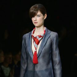 Traje de chaqueta a rayas de la colección primavera/verano 2016 de Armani en Milan Fashion Week