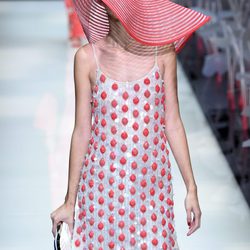 Vestido de lentejuelas de la colección primavera/verano 2016 de Armani en Milan Fashion Week