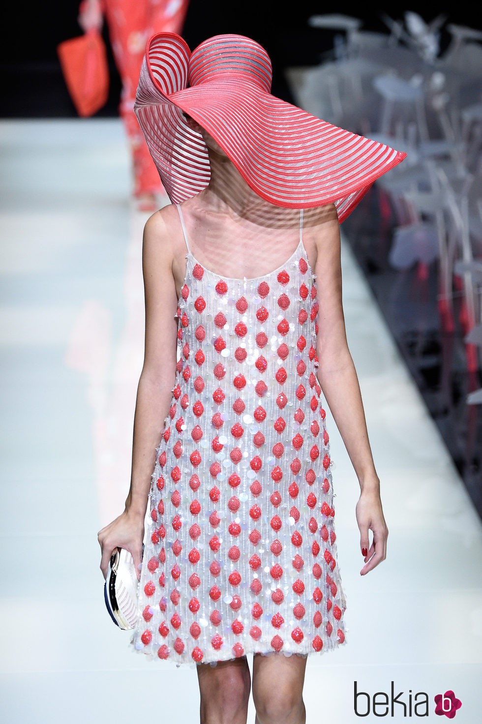 Vestido de lentejuelas de la colección primavera/verano 2016 de Armani en Milan Fashion Week
