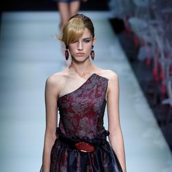 Vestido con falda de vuelo de la colección primavera/verano 2016 de Armani en Milán Fashion Week