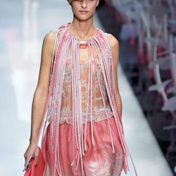 Vestido rosa y maxicollar de la colección primavera/verano 2016 de Armani en Milan Fashion Week