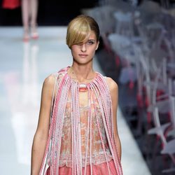 Vestido rosa y maxicollar de la colección primavera/verano 2016 de Armani en Milan Fashion Week