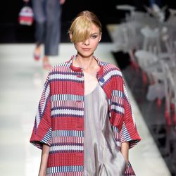 Abrigo de rayas y jumpsuit en tonos pastel de la colección primavera/verano 2016 de Armani en Milan Fashion Week