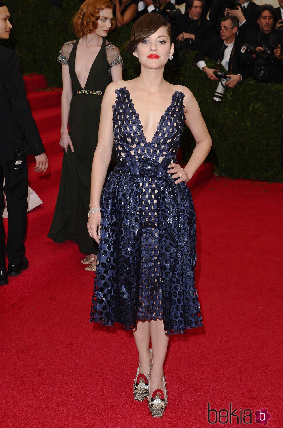 Marion Cotillard con vestido azul oscuro en la 'Charles James: Beyond Fashion' Gala 2014