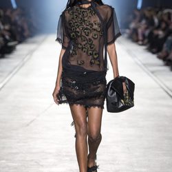Vestido negro de la colección primavera/verano 2016 de Versace en Milán Fashion Week