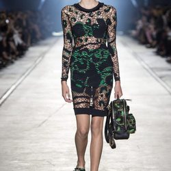 Vestido de punto de la colección primavera/verano 2016 de Versace en Milán Fashion Week