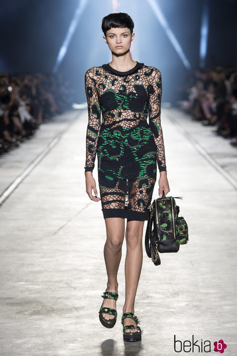 Vestido de punto de la colección primavera/verano 2016 de Versace en Milán Fashion Week