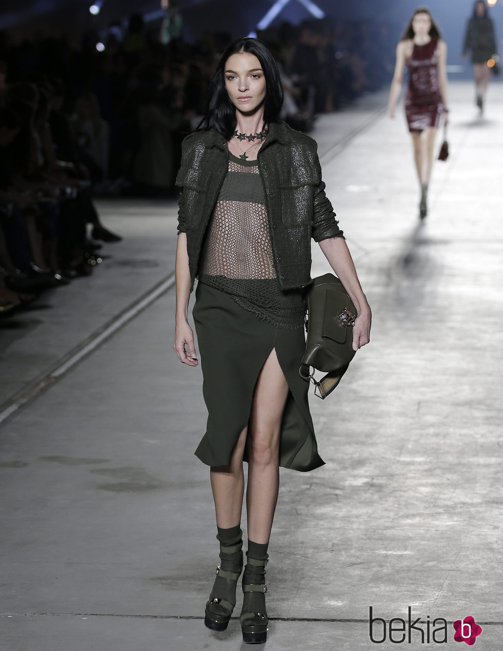 Chaqueta y falda negra de la colección primavera/verano 2016 de Versace en Milán Fashion Week